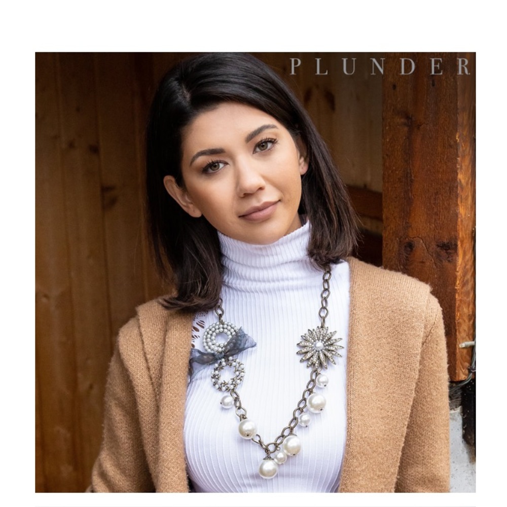 Plunder Jewelry Design “Ariadna”Beautiful brooches and pearls Necklace